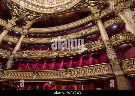 Palais Garnier - Parigi Opera House - Auditorium - architettura di interni e la decorazione. Balcone dettagli. Parigi, Francia - 14 maggio 2019. Foto Stock