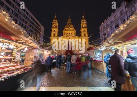 Bancarelle natalizie di notte davanti a dalla Basilica di Santo Stefano, a Budapest, in Ungheria, in Europa Foto Stock