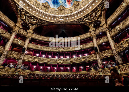 Palais Garnier - Parigi Opera House - gruppi in gita turistica a contemplare la suditorium architettura interni e la decorazione. Parigi, Francia - 14 maggio 2019. Foto Stock