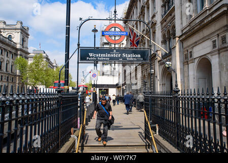 Westminster La stazione della metropolitana di Londra, Regno Unito Foto Stock