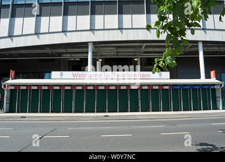 Cancelli chiusi al di sotto di un benvenuto a Twickenham segno a Stadio di Twickenham e Stadio di Twickenham, middlesex, Inghilterra Foto Stock