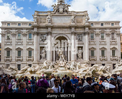 Fontana di Trevi di giorno con una folla turistica in visita. Roma, Italia Foto Stock