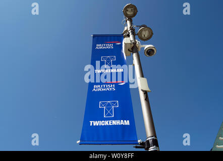 Banner al di fuori di Twickenham Stadium segnando il 2019 partnership tra Inghilterra rugby e British Airways Foto Stock