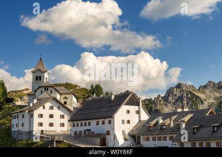 Antico borgo di Monte Santo di Lussari (1790 m) nelle Alpi Giulie. Da Tarvisio, Udine, Friuli Venezia Giulia, Italia, Europa Foto Stock