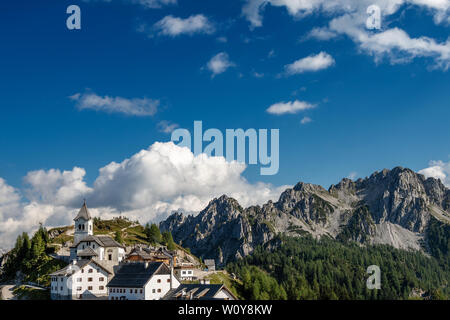 Antico borgo di Monte Santo di Lussari (1790 m) nelle Alpi Giulie. Da Tarvisio, Udine, Friuli Venezia Giulia, Italia, Europa Foto Stock