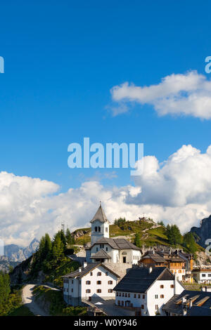 Antico borgo di Monte Santo di Lussari (1790 m) nelle Alpi Giulie. Da Tarvisio, Udine, Friuli Venezia Giulia, Italia, Europa Foto Stock