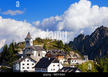 Antico borgo di Monte Santo di Lussari (1790 m) nelle Alpi Giulie. Da Tarvisio, Udine, Friuli Venezia Giulia, Italia, Europa Foto Stock