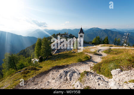 Antico borgo di Monte Santo di Lussari (1790 m) nelle Alpi Giulie. Da Tarvisio, Udine, Friuli Venezia Giulia, Italia, Europa Foto Stock