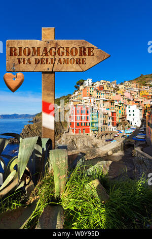 Il modo di amare di segno (via dell'amore) nel villaggio di Riomaggiore, il parco nazionale delle cinque terre in Liguria Italia. Patrimonio mondiale dell UNESCO Foto Stock