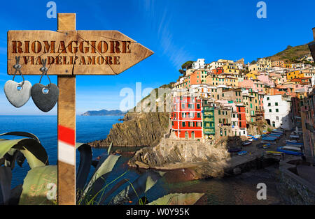 Il modo di amare di segno (via dell'amore) nel villaggio di Riomaggiore, il parco nazionale delle cinque terre in Liguria Italia. Patrimonio mondiale dell UNESCO Foto Stock