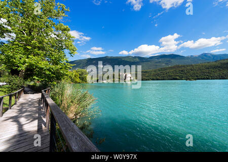 Lago di Toblino (Lago di Toblino) con un castello medievale, piccolo lago alpino in Trentino Alto Adige, Italia, Europa Foto Stock