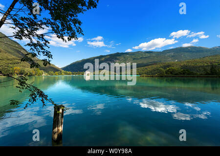 Lago di Toblino (Lago di Toblino) con un castello medievale, piccolo lago alpino in Trentino Alto Adige, Italia, Europa Foto Stock