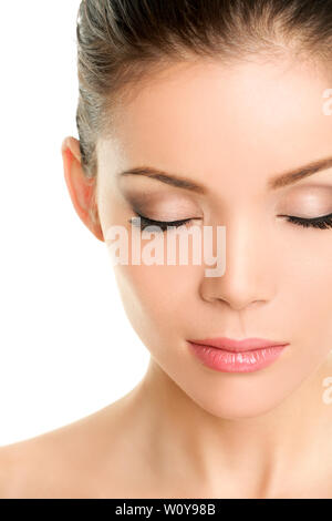 giovane femmina asiatica con mascara isolato su sfondo beige Foto stock -  Alamy