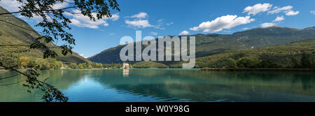 Lago di Toblino (Lago di Toblino) con un castello medievale, piccolo lago alpino in Trentino Alto Adige, Italia, Europa Foto Stock