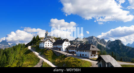 Antico borgo di Monte Santo di Lussari (1790 m) nelle Alpi Giulie. Da Tarvisio, Udine, Friuli Venezia Giulia, Italia, Europa Foto Stock