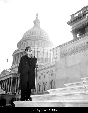 William Andrew Johnson, ex schiavo all ex Presidente Andrew Johnson, che è stato presentato con un argento canna gestite dal presidente Roosevelt, ritratto su fasi di U.S. Capitol durante la visita a Washington DC. Stati Uniti d'America, Harris & Ewing, 1937 Foto Stock