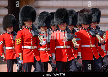 La cerimonia del Cambio della guardia sul piazzale di Buckingham Palace, London, Regno Unito Foto Stock