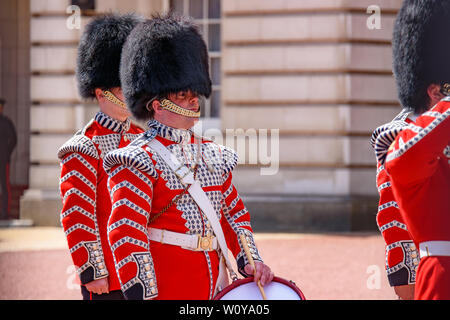 La cerimonia del Cambio della guardia sul piazzale di Buckingham Palace, London, Regno Unito Foto Stock