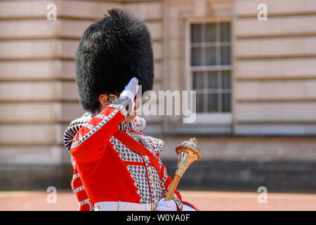 La cerimonia del Cambio della guardia sul piazzale di Buckingham Palace, London, Regno Unito Foto Stock
