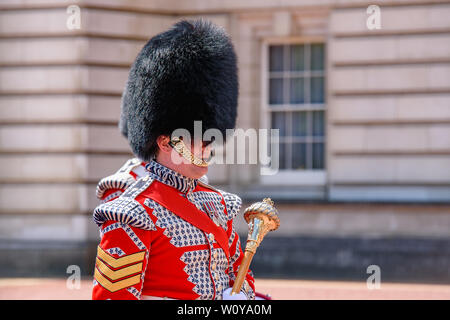 La cerimonia del Cambio della guardia sul piazzale di Buckingham Palace, London, Regno Unito Foto Stock