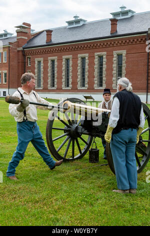 Fort Smith, Arkansas - Fort Smith National Historic Site. I volontari di praticare la loro procedura per il caricamento e la cottura di un cannone. Foto Stock