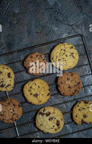 Appena fatti biscotti al cioccolato su uno sfondo scuro Foto Stock