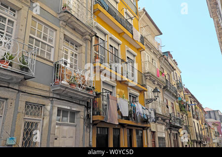 Servizio lavanderia appendere fuori in appartamento balcone linea di lavaggio su di una strada nella città di Porto Oporto portogallo Europa KATHY DEWITT Foto Stock