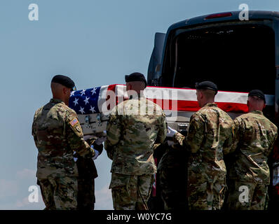 Dover, DE, STATI UNITI D'AMERICA. Il 28 giugno, 2019. Giugno 28, 2019 : l'esercito vecchia guardia portare Team porta il caso di trasferimento al veicolo di trasferimento durante il trasferimento degna del sergente James G. Johnston, di Trumansburg, New York, alla Dover Air Force Base. Alla solenne cerimonia hanno partecipato numerose personalità tra cui il Vice Presidente Mike Pence, deliberando il Segretario della Difesa il dottor Mark Esper e deliberando segretario dell'esercito Ryan McCarthy. Scott Serio/ESW/CSM/Alamy Live News Foto Stock