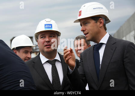 Denis Manturov (a destra) - Il ministro del Commercio e dell'Industria della Federazione Russa presso il cantiere navale "Lotos' nella regione di Astrakhan, Russia Foto Stock