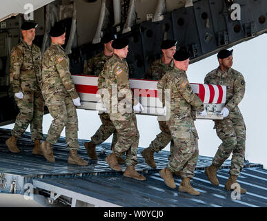 Dover, DE, STATI UNITI D'AMERICA. Il 28 giugno, 2019. Giugno 28, 2019 : l'esercito vecchia guardia portare Team porta il caso di trasferimento al veicolo di trasferimento durante il trasferimento degna del sergente James G. Johnston, di Trumansburg, New York, alla Dover Air Force Base. Alla solenne cerimonia hanno partecipato numerose personalità tra cui il Vice Presidente Mike Pence, deliberando il Segretario della Difesa il dottor Mark Esper e deliberando segretario dell'esercito Ryan McCarthy. Scott Serio/ESW/CSM/Alamy Live News Foto Stock