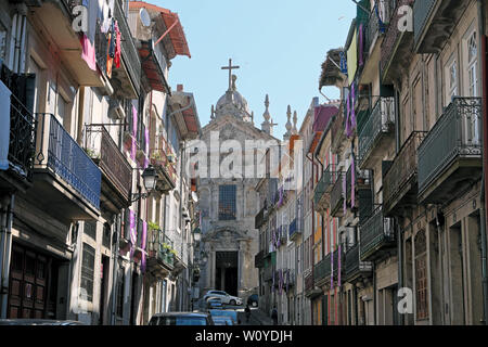 Visualizzare Igreja de Nossa Senhora da Vitória chiesa alla fine della strada di Porto con balconi biancheria stesa ad asciugare Oporto portogallo Europa KATHY DEWITT Foto Stock
