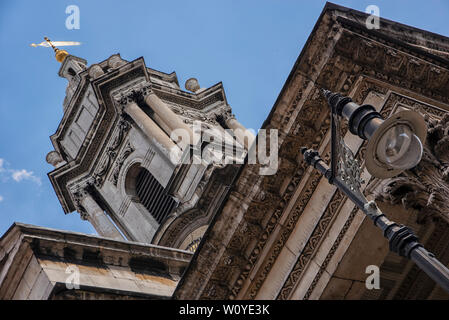 LONDRA, Regno Unito - 8 LUGLIO 2018: Campanile della torre della chiesa di San Giorgio in Hanover Square Foto Stock