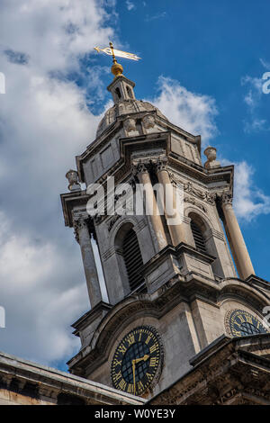 LONDRA, Regno Unito - 8 LUGLIO 2018: Il campanile della chiesa di San Giorgio in Hanover Square Foto Stock