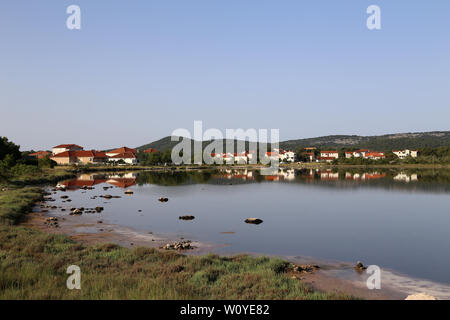 Reflexion. La mattina presto sul lago di sale. Foto Stock