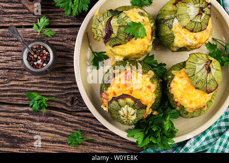 Zucchine ripiene di carne tritata, formaggio ed erbe verdi. Cotti in forno. Vista superiore Foto Stock