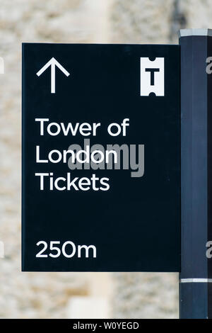 LONDRA, Regno Unito - 08 LUGLIO 2018: Cartello per la biglietteria della Torre di Londra Foto Stock