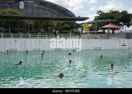 Darwin, Northern Territory, Australia-November 19, 2017: le persone che hanno preso un gruppo aerobica in acqua classe nella piscina con onde a Darwin, in Australia Foto Stock