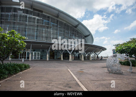 Darwin, Northern Territory, Australia-November 19, 2017: Darwin Convention Center con i turisti nel lungomare del NT di Australia Foto Stock