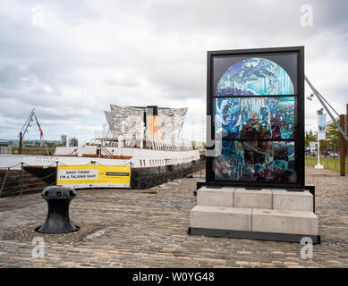 Il vetro macchiato installazione celebrando gioco di troni in Titanic Quarter, Belfast. SS nomade e Titanic Belfast sono in background Foto Stock