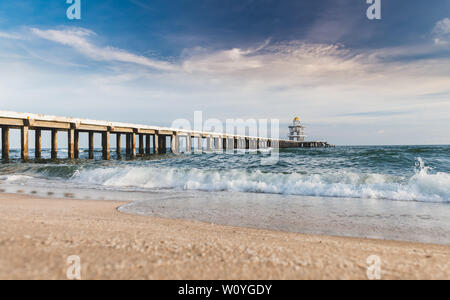 Cemento ponte a piedi in spiaggia al mare con cloud esterni illuminazione. Foto Stock