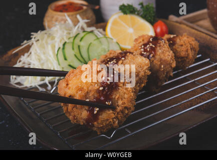 Giapponese fritte tritare la carne di maiale o menchikatsu stile con salsa di pomodoro e insalata di verdure set. Foto Stock