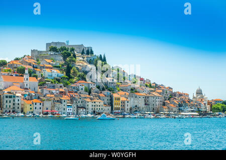 La vecchia città di Sibenik sulla costa adriatica in Dalmazia, Croazia, famosa destinazione turistica, barche in porto Foto Stock