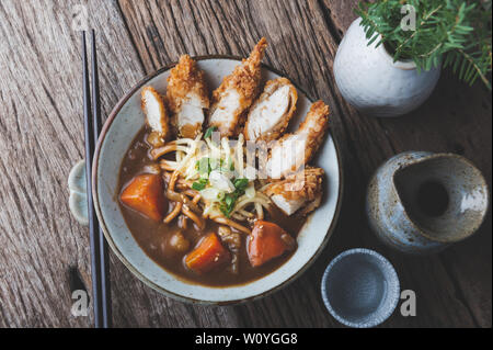 Giapponese con curry udon noodle e fritte filetto di pollo topping. Foto Stock