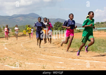 Le ragazze delle scuole superiori competono in un evento di corsa nelle loro lezioni di educazione fisica Foto Stock