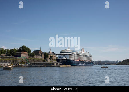 Un tedesco Mein Schiff nave da crociera ormeggiata nel porto vicino alla Fortezza di Akershus a Oslo, Norvegia. Foto Stock