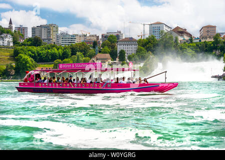 Neuhausen am Rheinfall, Svizzera - 23 luglio 2019. Cascata sul fiume Reno in Neuhausen am Rheinfall, Sciaffusa in Svizzera. Barche carryin Foto Stock