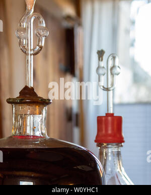 Vino rosso e sidro in palloni di vetro su un tavolo Foto Stock