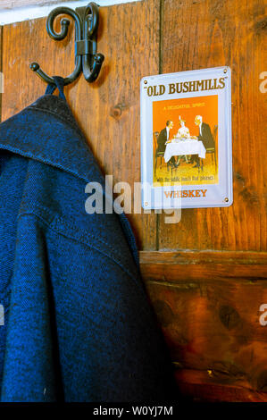 Vecchio Irish metallo piastra di pubblicità per Old Bushmills Whiskey Foto Stock