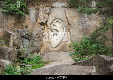 Rilievo monumentale "Bretschneider l orecchio' (Bretschneiderovo ucho) scolpito da scultore ceca Radomír Dvořák (2005) nella cava abbandonata vicino Lipnice nad Sázavou nella regione Oberland, Repubblica Ceca. Il rilievo è uno dei tre rilievi formanti il Monumento Nazionale di spionaggio (Národní památník odposlechu) situato in tre cave vicine. Agente di polizia Bretschneider è stato uno dei personaggi del famoso romanzo satirico il buon soldato Švejk dal romanziere ceco Jaroslav Hašek, che ha trascorso questi ultimi mesi della sua vita e morì in Lipnice nad Sázavou. Foto Stock