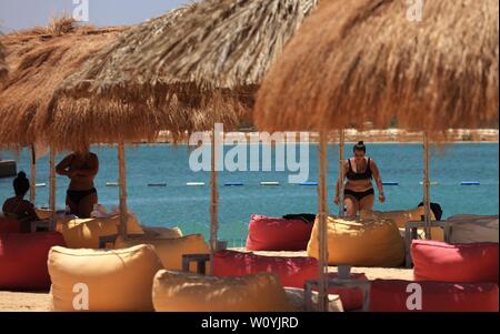 (190628) -- Aqaba (Giordania), 28 giugno 2019 (Xinhua) -- il turista a godere il loro tempo libero sulla spiaggia del Mar Rosso nel sud della città portuale di Aqaba, Giordania, il 28 giugno 2019. Aqaba attira turisti da Giordania e all'estero per godersi le vacanze estive con le sue famose spiagge e vari sport acquatici. (Xinhua/Mohammad Abu Ghosh) Foto Stock